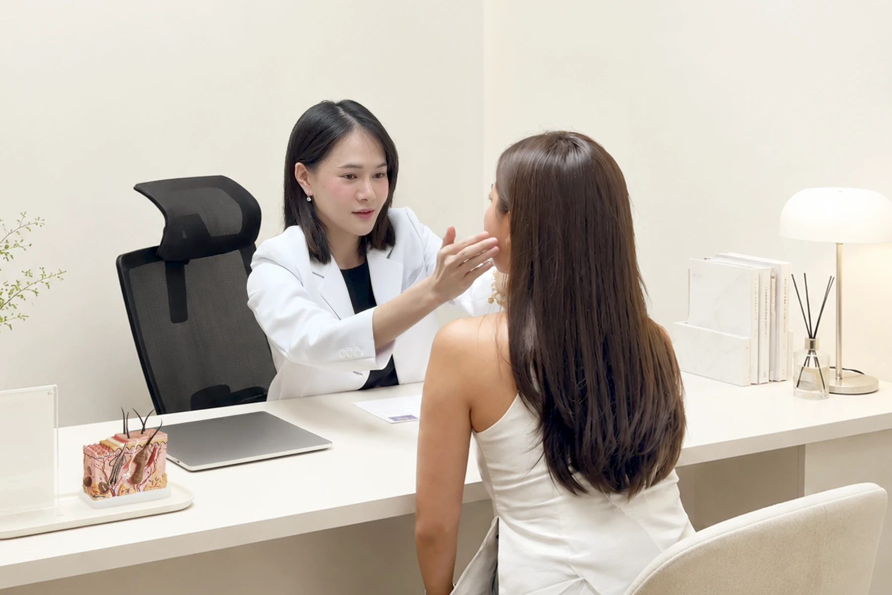 พญ.ชยุดา วิวรรธน์กุศล (คุณหมอเจีย) | Riko Clinic ริโกะคลินิกเวชกรรม ภาพที่ 1